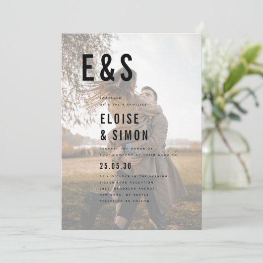 Moderne Minimalistische Big Bold Monogram Foto Wed Einladung (Stehend Vorderseite)