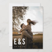 Moderne Minimalistische Big Bold Monogram Foto Wed Einladung (Rückseite)