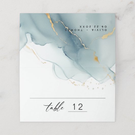 Moderne Minimalistische Blue Script Beach Hochzeit Platzkarte (Außenseite Aufgefaltet)