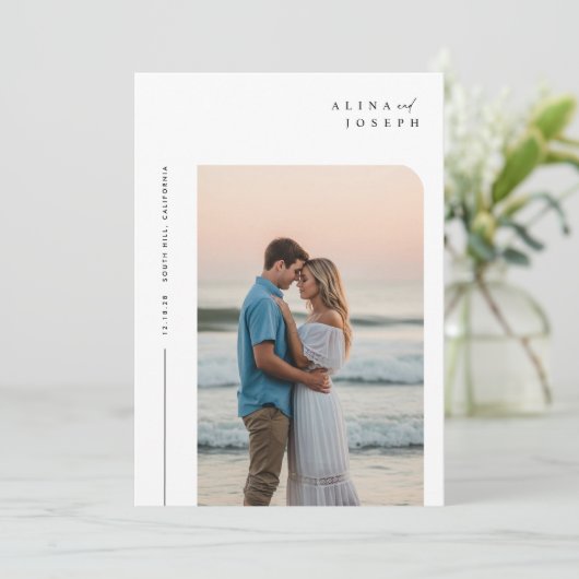 Moderne Minimalistische Boho Foto Wedding Einladung (Stehend Vorderseite)