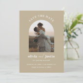 Moderne Minimalistische Boho Save the Date Fotokar Einladung (Stehend Vorderseite)