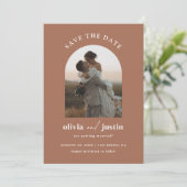 Moderne Minimalistische Boho Save the Date Fotokar Einladung (Stehend Vorderseite)