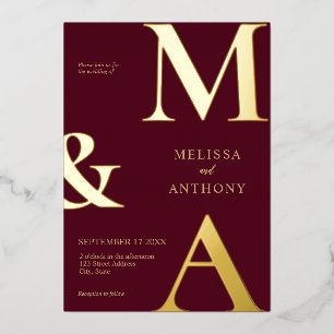 Moderne Minimalistische Burgundy Gold Monogram Wed Folieneinladung