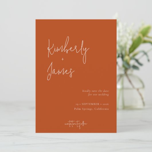 Moderne Minimalistische Burnt Orange Script Hochze Save The Date (Stehend Vorderseite)