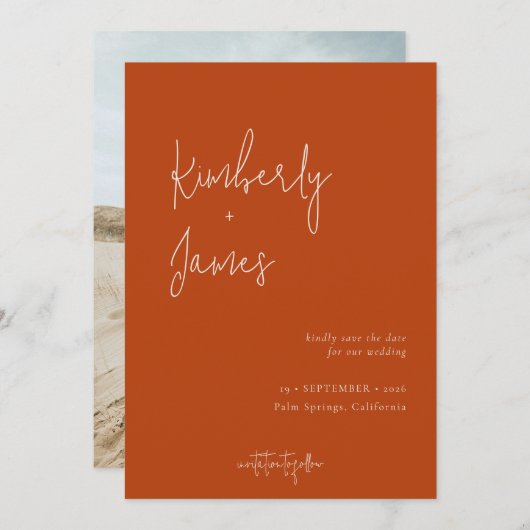 Moderne Minimalistische Burnt Orange Script Hochze Save The Date (Vorne/Hinten)