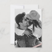 Moderne Minimalistische Dusty Rose Lässig Hochzeit RSVP Karte (Rückseite)