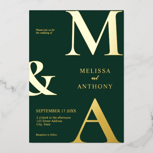 Moderne Minimalistische Emerald Green Monogram Wed Folieneinladung (Vorderseite)