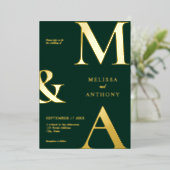 Moderne Minimalistische Emerald Green Monogram Wed Folieneinladung (Stehend vorne)