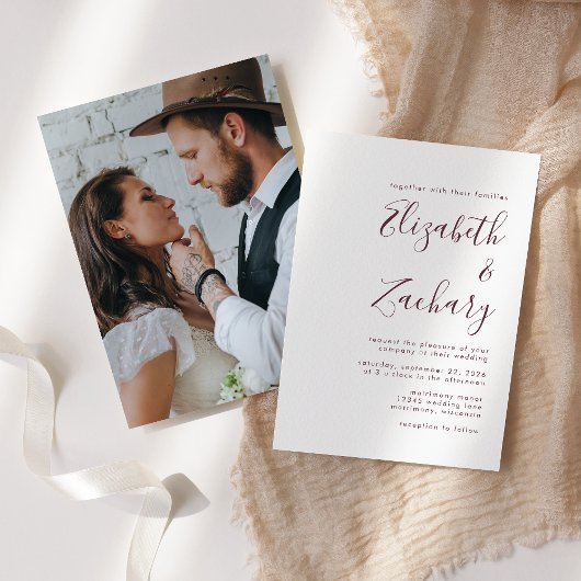 Moderne Minimalistische Foto Burgundy Script Weddi Einladung