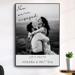 Moderne Minimalistische Foto-Engagement-Partei Wil Poster<br><div class="desc">Dieses einfache,  minimale Begrüßungszeichen ist trendig und stilvoll. Das Foto ist schwarz-weiß,  Schriftzeichen und Personalisierung. Dieses Zeichen der Verlobung ist leicht mit dem Foto und den Namen zukünftiger Braut und Bräutigam anzupassen.</div>