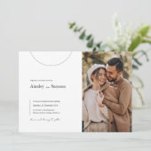 Moderne Minimalistische Foto-Hochzeit Einladung (Stehend Vorderseite)