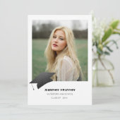 Moderne, Minimalistische Grad-Ankündigung Cap Post Einladung (Stehend Vorderseite)