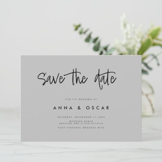Moderne Minimalistische graue Hochzeit rettet das Save The Date (Stehend Vorderseite)