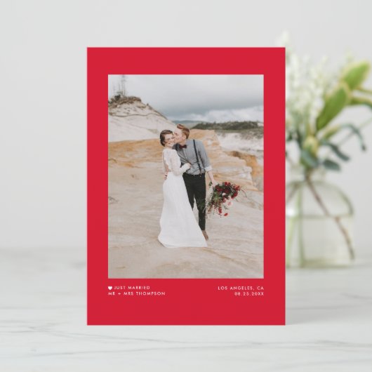 Moderne Minimalistische Hochzeit in Red Just Marri Ankündigung (Stehend Vorderseite)
