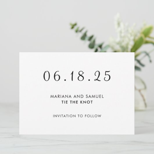 Moderne Minimalistische Hochzeit in Schwarz und We Save The Date (Stehend Vorderseite)