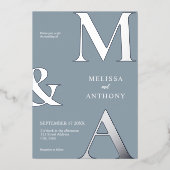 Moderne Minimalistische Hochzeit mit blauem Monogr Folieneinladung (Vorderseite)