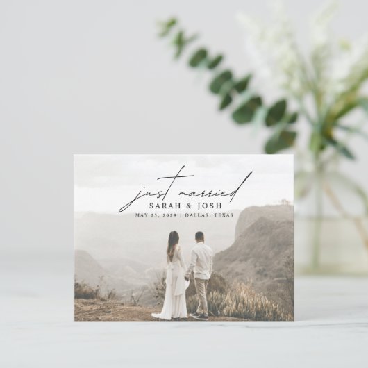 Moderne Minimalistische Hochzeit mit nur verheirat Ankündigungspostkarte (Stehend Vorderseite)