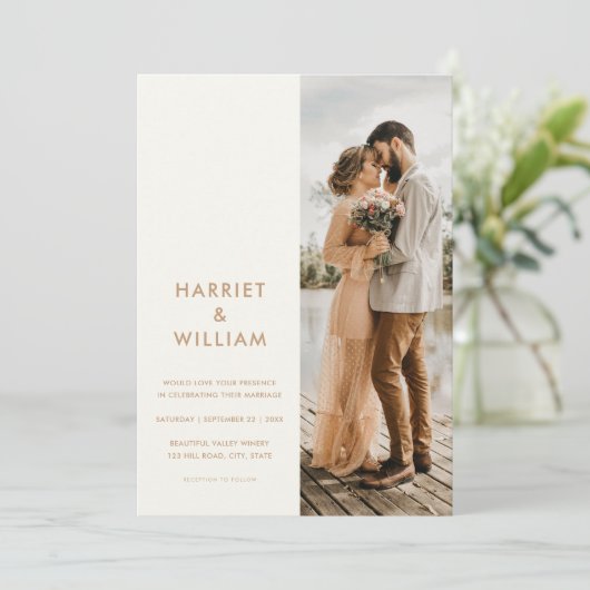 Moderne Minimalistische Hochzeit von Ivory Tan Einladung (Stehend Vorderseite)