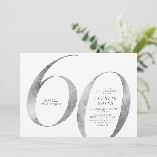Moderne minimalistische Imitate Silber 60. Geburts Einladung (Stehend Vorderseite)