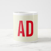 Moderne Minimalistische Initialen Rotes Monogramm  Jumbo-Tasse (Vorderseite)