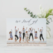 Moderne Minimalistische Kalligrafie-Foto-Hochzeit Ankündigung (Stehend Vorderseite)