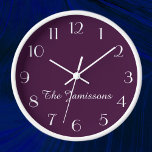 Moderne Minimalistische Lila- und Weißnamensuhr Uhr<br><div class="desc">WÄHLEN SIE IHRE EIGENE HINTERGRUNDFARBE, um diese personalisierte, gerahmte Wanduhr aus Holz zu dekorieren. Die Standardeinstellung ist lila. Sie können die Text- und Hintergrundfarbe leicht ändern - oder mein modernes minimalistisches Auberginen- und Weißdesign behalten. Was für ein einzigartiges Geschenk für eine Verlobung, Hochzeit, Brautparty oder neue Zuhause. Geeignet gut in...</div>