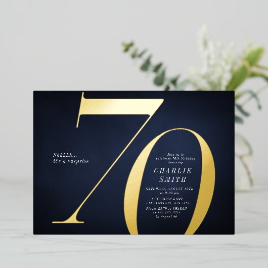 Moderne minimalistische Marine und Gold 70. Geburt Folieneinladung (Stehend vorne)