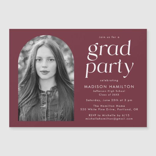 Moderne Minimalistische Maroon Foto Graduation Par Magneteinladung (Vorderseite)