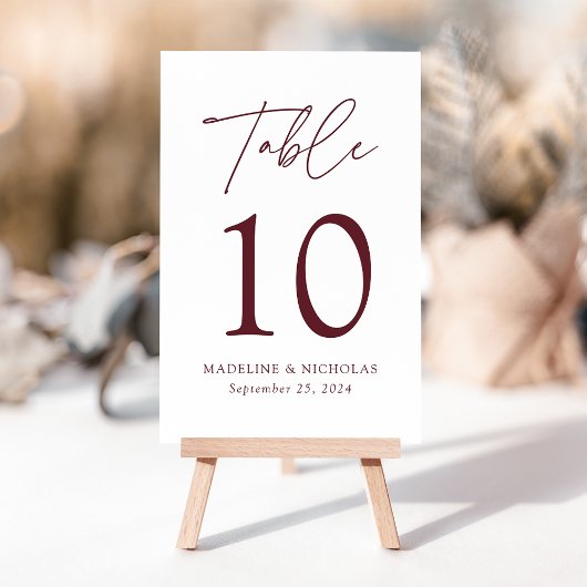 Moderne Minimalistische Merlot-Script-Hochzeit Tischnummer