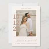Moderne Minimalistische Mocha Script Foto Hochzeit Save The Date (Vorderseite)