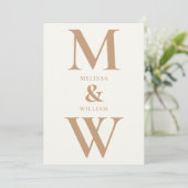 Moderne Minimalistische Monogram Ivory Tan Wedding Einladung (Stehend Vorderseite)