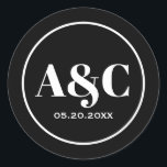 Moderne Minimalistische Monogram Wedding Round Sti Runder Aufkleber<br><div class="desc">Typografisch minimalistisches Bräunungs- und Bräutigam-Monogramm mit Hochzeitdatum runden Aufklebern. Schwarz mit großem weißen Text und weißem Rand.</div>