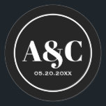 Moderne Minimalistische Monogram Wedding Round Sti Runder Aufkleber<br><div class="desc">Typografisch minimalistisches Bräunungs- und Bräutigam-Monogramm mit Hochzeitdatum runden Aufklebern. Schwarz mit großem weißen Text und weißem Rand.</div>