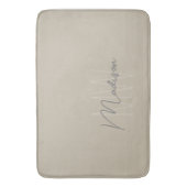 Moderne Minimalistische Monogramm Beige Skriptbeze Badematte (Vorderseite Vertikal)