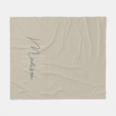 Moderne Minimalistische Monogramm Beige Skriptbeze Fleecedecke (Vorderseite (Horizontal))