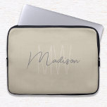 Moderne Minimalistische Monogramm Beige Skriptbeze Laptopschutzhülle<br><div class="desc">Schützen Sie Ihren Laptop stilvoll mit dieser modernen Minimalistischen Monogram Beige Script Name Laptop Hülle. Mit einem eleganten und eleganten Design präsentiert dieser Sleeve Ihr personalisiertes Monogramm mit Ihren Initialen und Namen in einem raffinierten, modernen Skript. Der neutrale beige Hintergrund fügt eine raffinierte Touch hinzu, die es zu einem perfekten...</div>