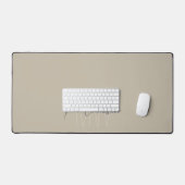 Moderne Minimalistische Monogramm Beige Skriptbeze Schreibtischunterlage (Tastatur & Maus)