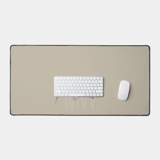 Moderne Minimalistische Monogramm Beige Skriptbeze Schreibtischunterlage (Tastatur & Maus)