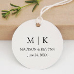 Moderne Minimalistische Monogramm-Hochzeit Geschenkanhänger<br><div class="desc">Moderne Minimalistische und dennoch elegante Monogramm-Initialen,  Namen und Datum-Gastgeschenk Hochzeit-Tag - Schwarz & Weiß</div>