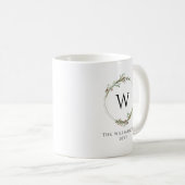 Moderne minimalistische Monogramm-Kranz Kaffeetasse (VorderseiteRechts)