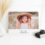 Moderne Minimalistische Multi-Foto-Erinnerungen Kalender<br><div class="desc">Lassen Sie sich von den besonderen Erinnerungen Ihrer Familie verzaubern und zeigen Sie Ihre wunderschönen Fotos mit unserem modernen, minimalistischen Multi-Foto-Kalender. Einfaches und modernes Design mit einem großen, einfachen Single-Foto-Design für jeden Monat. Ein kühn schwarzer Hintergrund hinter jedem Foto schafft ein modernes, stilvolles Design mit einem Schwerpunkt auf Ihrem monatlichen...</div>