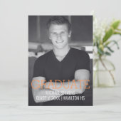 Moderne Minimalistische Orange Art Deco Graduation Ankündigung (Stehend Vorderseite)