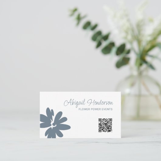 Moderne Minimalistische QR Code Dusty Blue Daisy B Visitenkarte (Stehend Vorderseite)