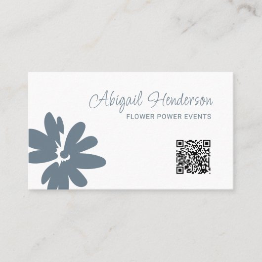Moderne Minimalistische QR Code Dusty Blue Daisy B Visitenkarte (Vorderseite)