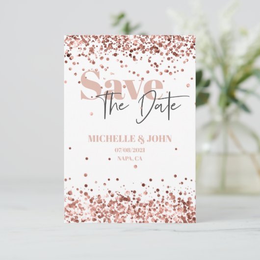 Moderne Minimalistische Rose Gold Glitzer Script Save The Date (Stehend Vorderseite)