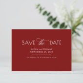 Moderne minimalistische rote Hochzeit Save The Dat Date (Stehend Vorderseite)
