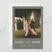 Moderne Minimalistische Salbei-Foto Hochzeit Einladung (Rückseite)
