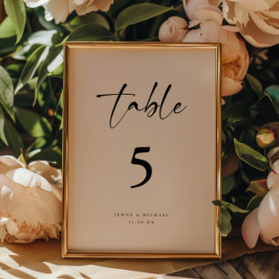 Moderne minimalistische Schrift Beige Hochzeit Tischnummer