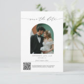 Moderne minimalistische Schrift-QR-Code-Hochzeitsf Save The Date (Stehend Vorderseite)