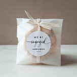 Moderne Minimalistische Schrift Wir sind Verlobt Runder Aufkleber<br><div class="desc">Modernes Minimalistisches Skript Wir sind Verlobt Classic Round Sticker</div>
